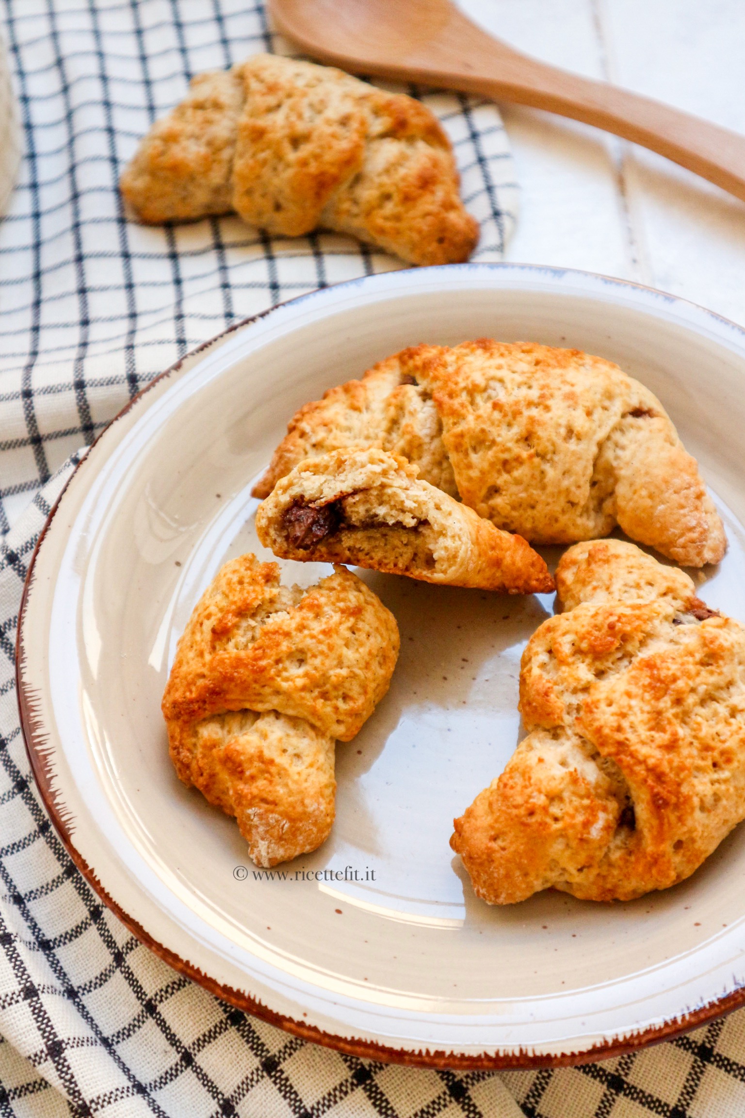 Ricette Fit per CORNETTI BISCOTTO LIGHT SENZA LIEVITAZIONE NE' BURRO +  video (130 KCAL) // EASY VEGAN INSTANT CROISSANT - MandarinaCucina  @laricettaveg